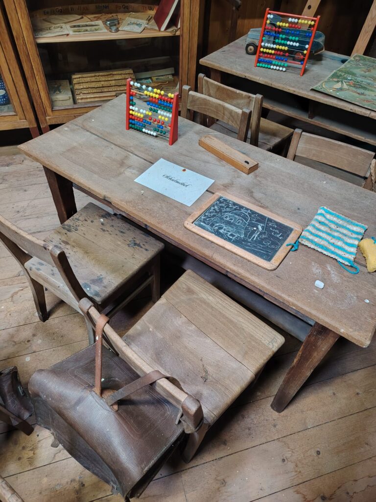 Schulbank 768x1024